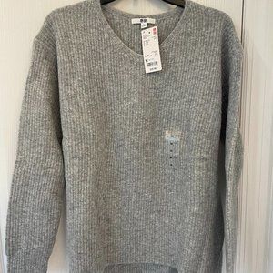 UNIQLO V Neck Sweater